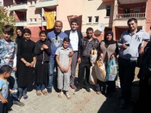 bingolo_turkija_pabegeliu_stovykla._kurdas_baltais_marskiniais_is_irano_kalba_6_uzsienio_kalbomis_0