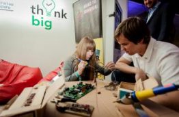 KTU „Startup Space“ litavimo dirbtuvėse parodoje „Login“ merginos gaminasi papuošalus