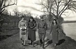 pasivaiksciojimas_sventosios_pakrante_ukmergeje._pirma_is_d._-_j.paulauskaite_zaborskiene_antras_-_p._bareisis._apie_1933-1934._j._zaborskio_nuot_0