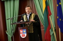 Rektoriaus sveikinimas Lietuvos valstybės atkūrimo dienos ir Universiteto įkūrimo metinių proga