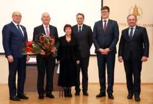 (Iš kairės): Kauno m. meras V. Matijošaitis, akad. R. J. Kažys, prof. L. Šinkūnaitė, LMA prezidentas akad. J. Banys, LR Švietimo ir mokslo ministerijos kancleris T. Daukantas, LMA viceprezidentas akad. Zenonas Dabkevičius