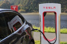 Naujas „Tesla“ elektrinis pikapas: išpūstas burbulas ar gamybą pakeisianti inovacija?